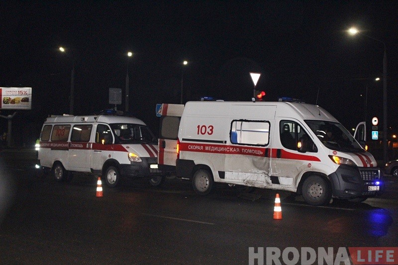 На скрыжаванні каля ДАІ адбылося ДТЗ з удзелам машыны хуткай дапамогі На скрыжаванні каля ДАІ адбылося ДТЗ з удзелам машыны хуткай дапамогі