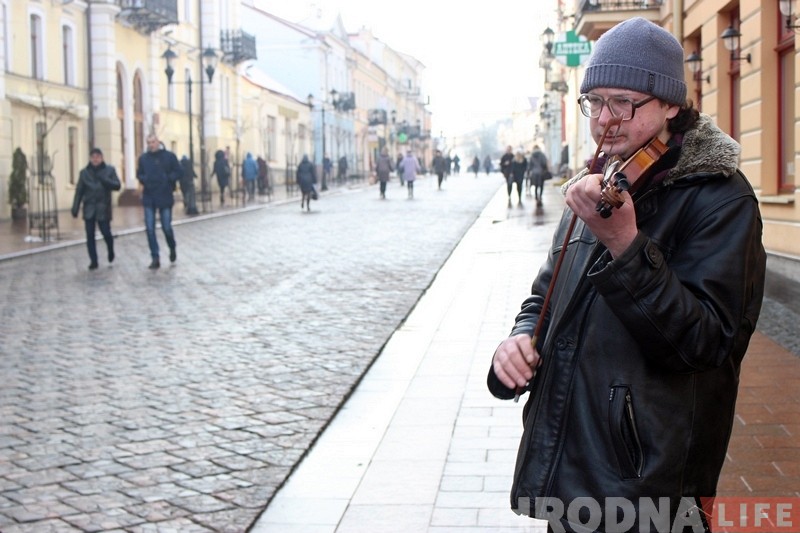 «Жывым пахавалі? Даўжэй пражывеш». Вулічны музыка са скрыпкай вярнуўся на Савецкую «Жывым пахавалі? Даўжэй пражывеш». Вулічны музыка са скрыпкай вярнуўся на Савецкую