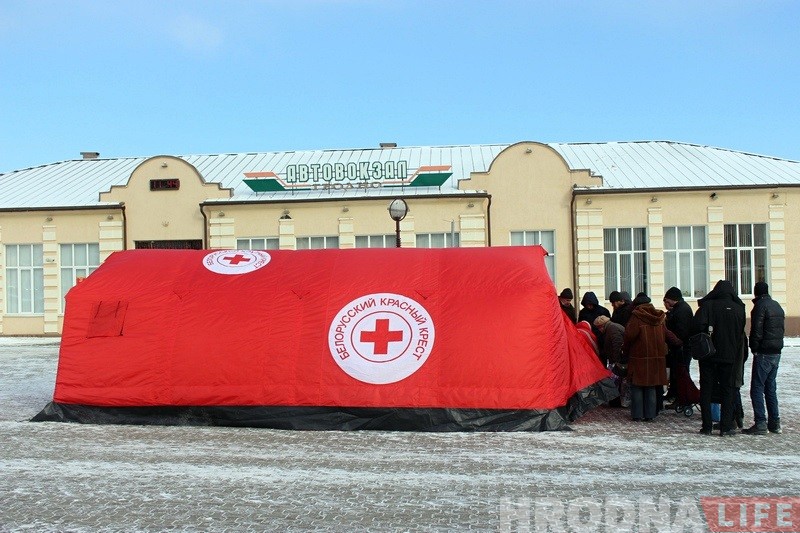 Валанцёры Чырвонага Крыжа арганізавалі каля аўтавакзала пункт абагрэву Валанцёры Чырвонага Крыжа арганізавалі каля аўтавакзала пункт абагрэву