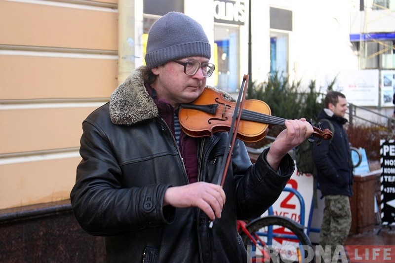 «Жывым пахавалі? Даўжэй пражывеш». Вулічны музыка са скрыпкай вярнуўся на Савецкую «Жывым пахавалі? Даўжэй пражывеш». Вулічны музыка са скрыпкай вярнуўся на Савецкую
