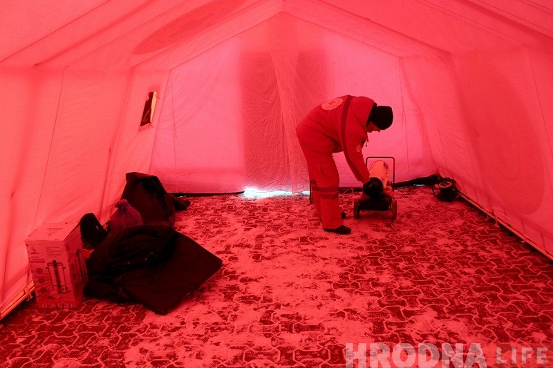 Валанцёры Чырвонага Крыжа арганізавалі каля аўтавакзала пункт абагрэву Валанцёры Чырвонага Крыжа арганізавалі каля аўтавакзала пункт абагрэву