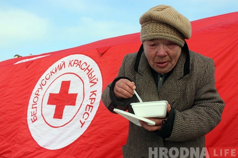 Валанцёры Чырвонага Крыжа арганізавалі каля аўтавакзала пункт абагрэву Валанцёры Чырвонага Крыжа арганізавалі каля аўтавакзала пункт абагрэву