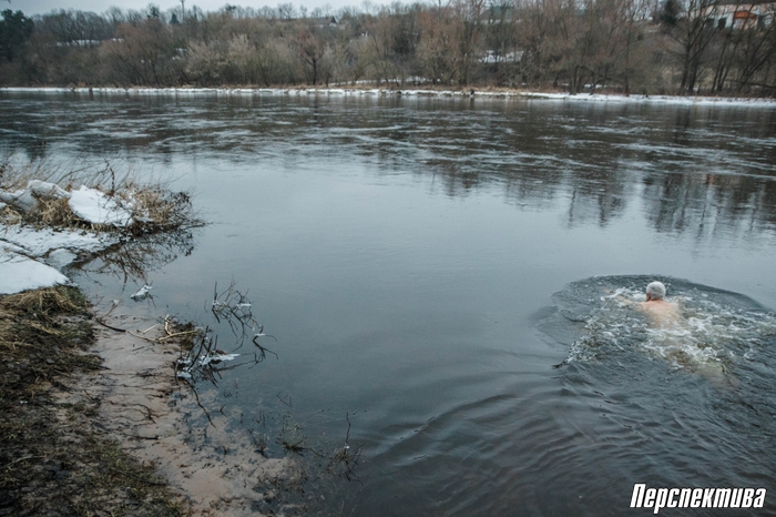 Сантэхнік на пенсіі: плавае кожны дзень зімой у Нёмане