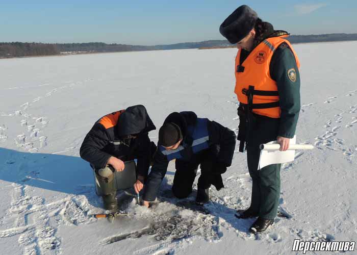 Думаў, што таўшчыня лёду 20 см, а насамрэч -7: як ратавальнікі сочаць за рыбакамі