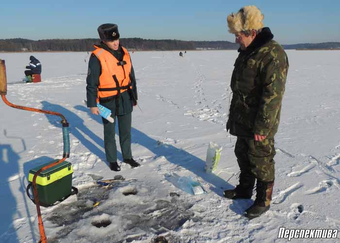 Думаў, што таўшчыня лёду 20 см, а насамрэч -7: як ратавальнікі сочаць за рыбакамі