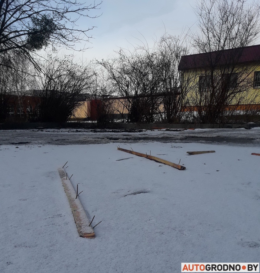 На БЛК невядомыя раскідалі на паркоўцы дошкі з цвікамі