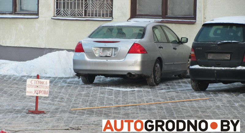 На БЛК невядомыя раскідалі на паркоўцы дошкі з цвікамі