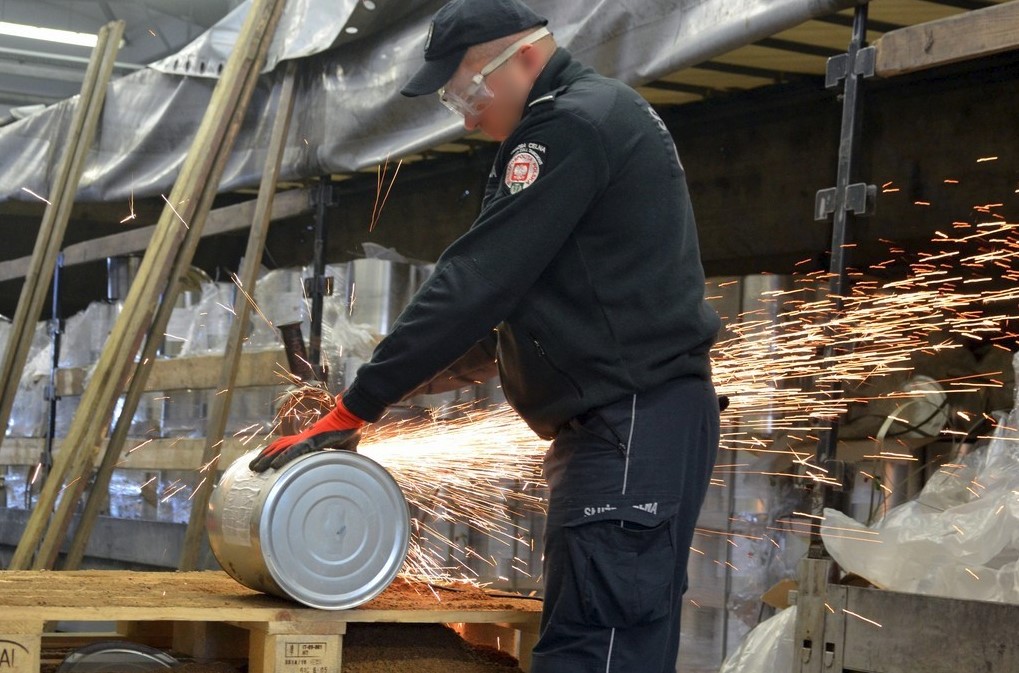 Неверагодная кантрабанда цыгарэт: дзясяткі тысяч пачак тытуню змясцілі ў бляшанкі з пяском (фота)