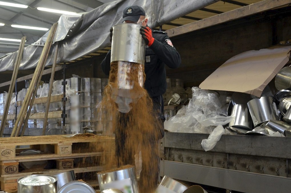 Неверагодная кантрабанда цыгарэт: дзясяткі тысяч пачак тытуню змясцілі ў бляшанкі з пяском (фота)