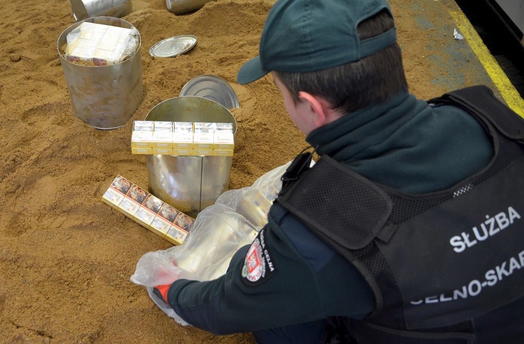 Неверагодная кантрабанда цыгарэт: дзясяткі тысяч пачак тытуню змясцілі ў бляшанкі з пяском (фота)