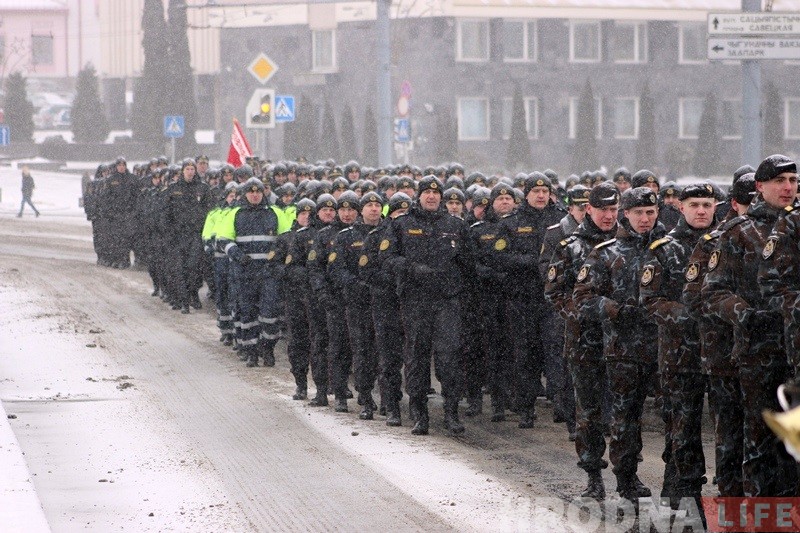 ФОТА: Марш міліцыі па вуліцах Гродна ў снегапад ФОТА: Марш міліцыі па вуліцах Гродна ў снегапад