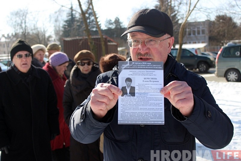 "Дзе дэпутат Бераснева?" Жыхары Ажэшкі зноў выйшлі супраць кафэ ў іх двары