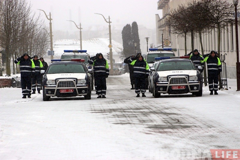ФОТА: Марш міліцыі па вуліцах Гродна ў снегапад ФОТА: Марш міліцыі па вуліцах Гродна ў снегапад