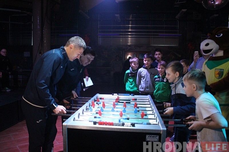 "Мы аддадзім усе сілы на поле". Футбольны "Нёман" сустрэўся з заўзятарамі і падзяліўся планамі на сезон