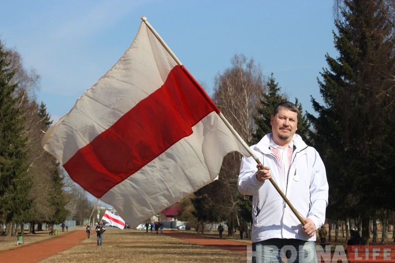 «История и семейная реликвия". Житель Гродно хранит флаг, который сняли с облисполкома в 1995 году