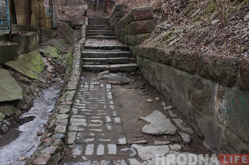 "Хутка разваліцца". Пенсіянер заклікае ратаваць лесвіцу на Завяршчызне, але ніхто не спяшаецца