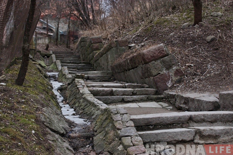 "Хутка разваліцца". Пенсіянер заклікае ратаваць лесвіцу на Завяршчызне, але ніхто не спяшаецца