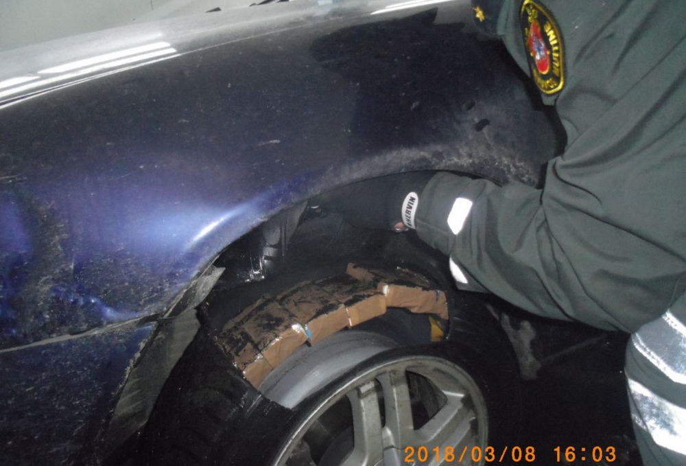 Літоўскія мытнікі разрэзалі шыны беларуса і знайшлі 359 пачак цыгарэт