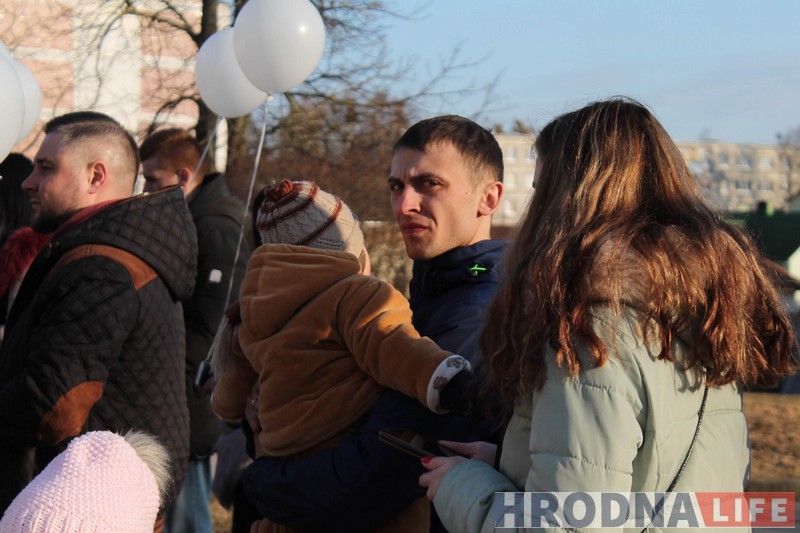 50 белых шароў выпусцілі ў Гродне ў знак салідарнасці з Кемеравам 50 белых шароў выпусцілі ў Гродне ў знак салідарнасці з Кемеравам