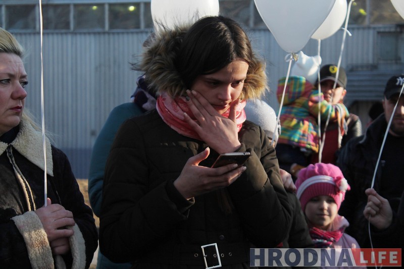 50 белых шароў выпусцілі ў Гродне ў знак салідарнасці з Кемеравам