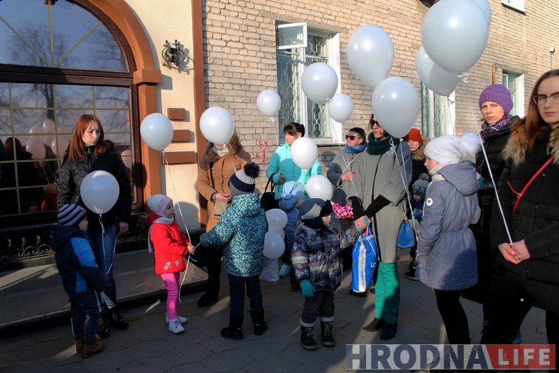 50 белых шароў выпусцілі ў Гродне ў знак салідарнасці з Кемеравам 50 белых шароў выпусцілі ў Гродне ў знак салідарнасці з Кемеравам