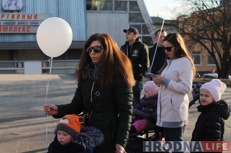 50 белых шароў выпусцілі ў Гродне ў знак салідарнасці з Кемеравам