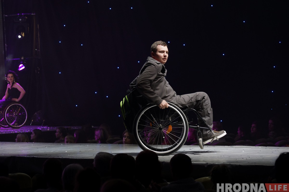 "Они испортят праздник" или "В этой одежде люди"? Модели с инвалидностью впервые в Беларуси приняли участие в модном шоу