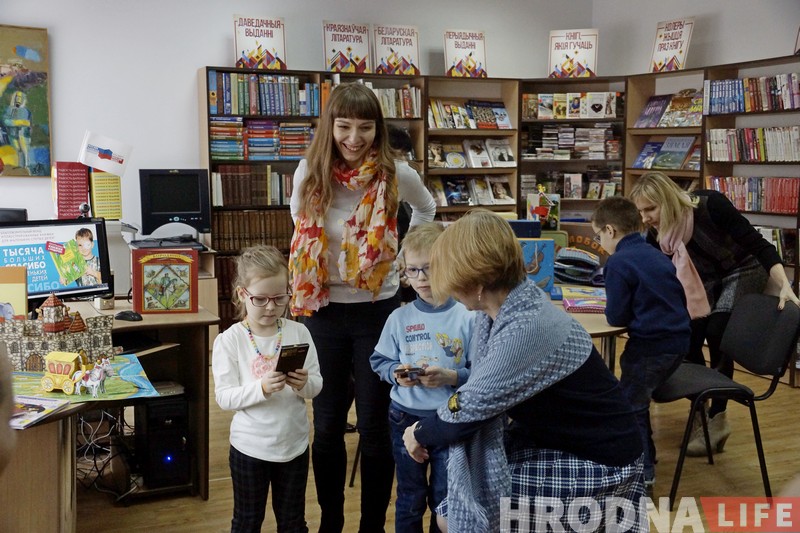 Карцінкі для тых, хто не бачыць. Гродзенскай бібліятэцы для невідушчых падарылі новыя кнігі