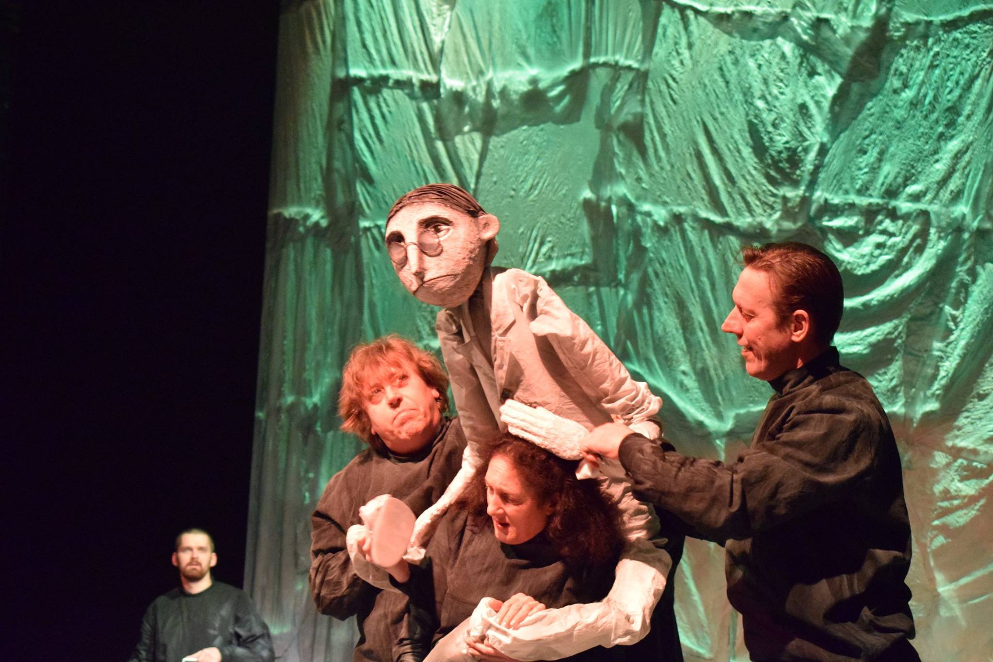 «Памры, але паглядзі спектакль!» Аляксандр Цебянькоў аб прэм'еры "Абяцання на досвітку" ў тэатры лялек