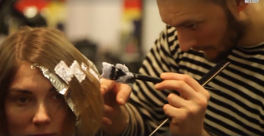 "Гэта бомба, якая выбухнула, а аскепкі ляцяць". Цырульнік з Гродна ўразіў стылістаў з Піцера