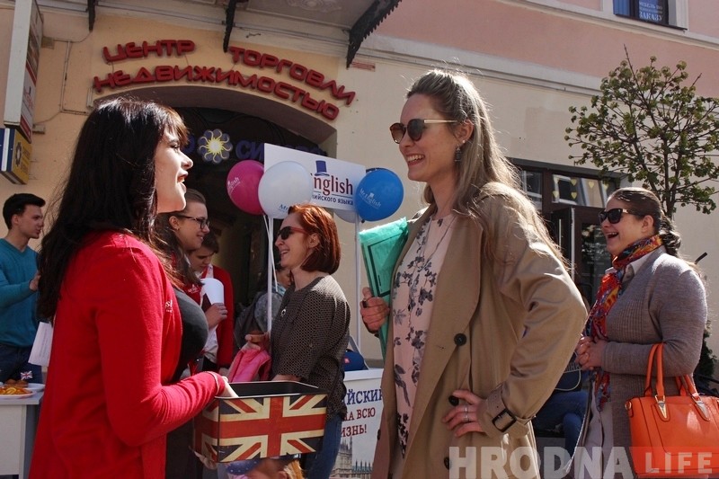 Гродзенцы разам з Mr.English адзначылі дзень англійскай мовы Гродзенцы разам з Mr.English адзначылі дзень англійскай мовы