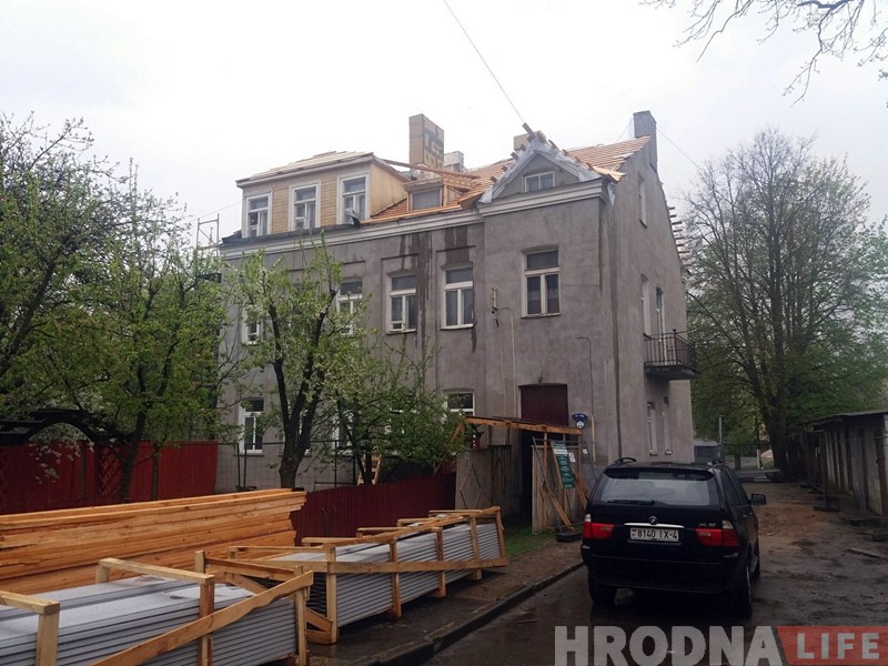 На гарышчы дома ў цэнтры Гродна знайшлі зброю загорнутую ў сцяг са свастыкай На гарышчы дома ў цэнтры Гродна знайшлі зброю загорнутую ў сцяг са свастыкай