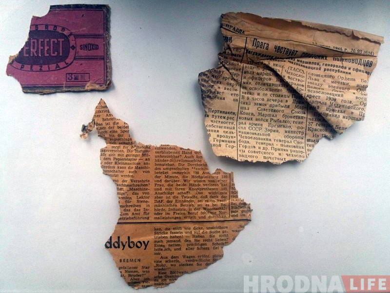 На гарышчы дома ў цэнтры Гродна знайшлі зброю загорнутую ў сцяг са свастыкай На гарышчы дома ў цэнтры Гродна знайшлі зброю загорнутую ў сцяг са свастыкай