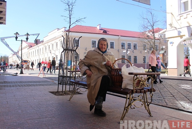 На Савецкую прывезлі лаўкі. Што кажуць гараджане?