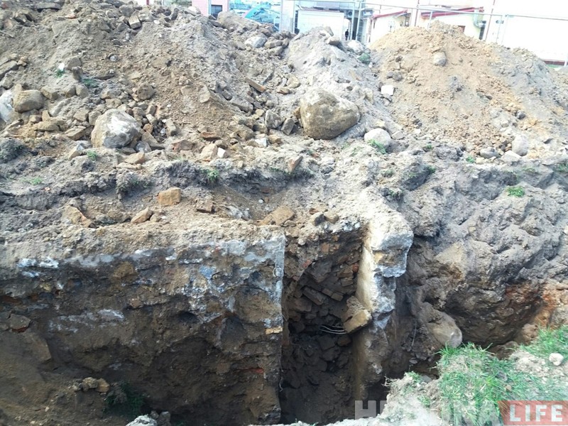 На Калючынскай будаўнікі натыкнуліся на падмуркі старога дома На Калючынскай будаўнікі натыкнуліся на падмуркі старога дома