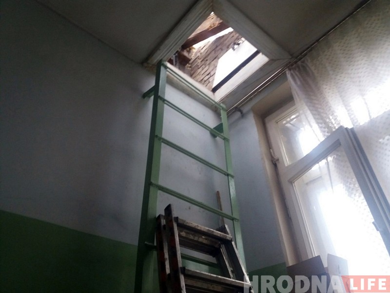 На гарышчы дома ў цэнтры Гродна знайшлі зброю загорнутую ў сцяг са свастыкай На гарышчы дома ў цэнтры Гродна знайшлі зброю загорнутую ў сцяг са свастыкай