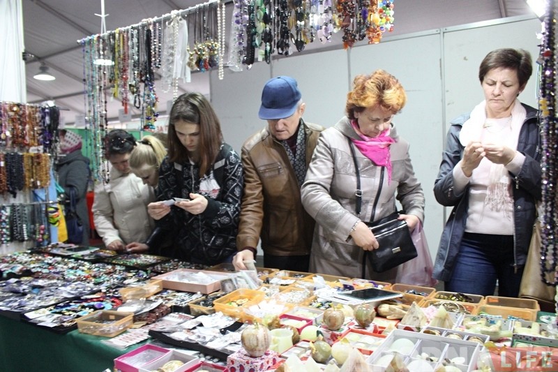 Ярмарка "КРЯК" открылась в Гродно: шубы, обувь, постельное - все дешево! А NaviBand бесплатно