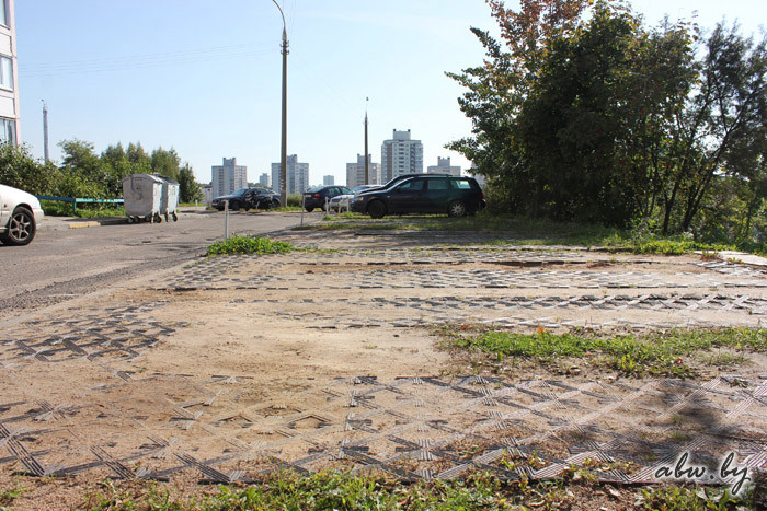 У Гродне ўсталёўваюць паркоўкі з поліэтыленавых пакетаў