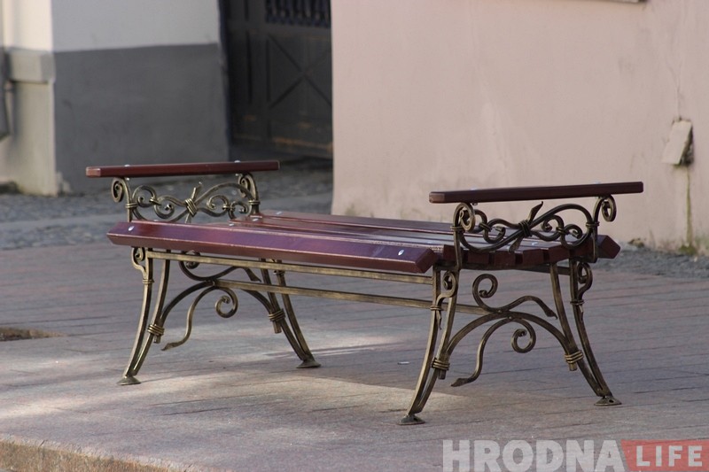 На Савецкую прывезлі лаўкі. Што кажуць гараджане? На Савецкую прывезлі лаўкі. Што кажуць гараджане?