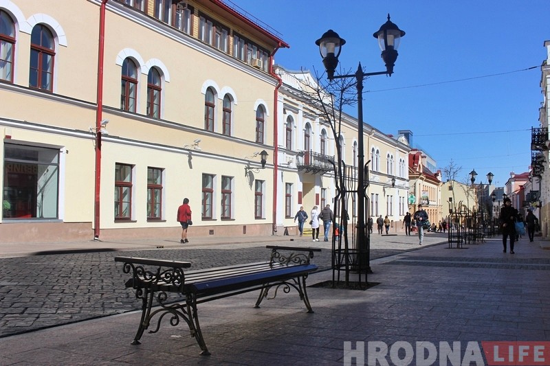 На Савецкую прывезлі лаўкі. Што кажуць гараджане? На Савецкую прывезлі лаўкі. Што кажуць гараджане?