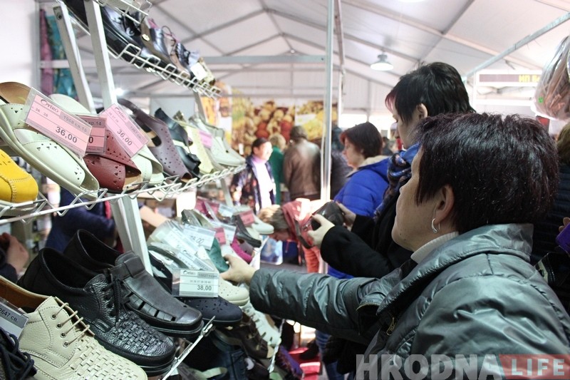 Ярмарка "КРЯК" открылась в Гродно: шубы, обувь, постельное - все дешево! А NaviBand бесплатно