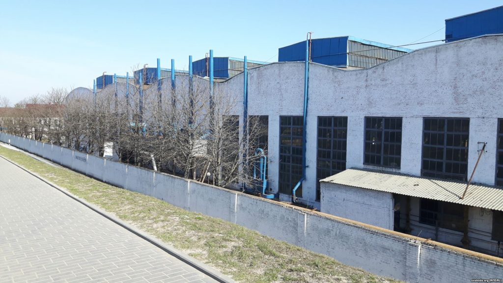 У Гродне рабочыя "Белкарда" скардзяцца, што ім штучна накручваюць заробкі