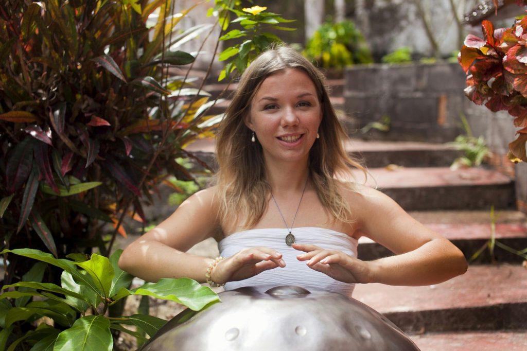 «Возім з сабой тарку для дранікаў». Беларуска з сябрам амаль год падарожнічаюць па свеце без запасу грошаў