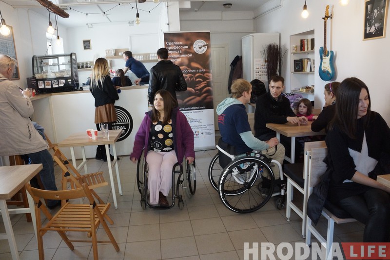 Барыста на інвалідным вазку? Лёгка! У Лідзе адбыўся першы выпуск школы інклюзіўнага барыста