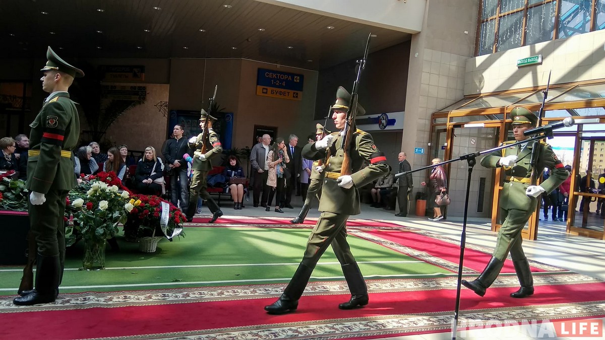 “Калі ён стаў героем, зусім не змяніўся”. Гродзенцы развіталіся з легендарным спартсменам Аляксандрам Курловічам “Калі ён стаў героем, зусім не змяніўся”. Гродзенцы развіталіся з легендарным спартсменам Аляксандрам Курловічам