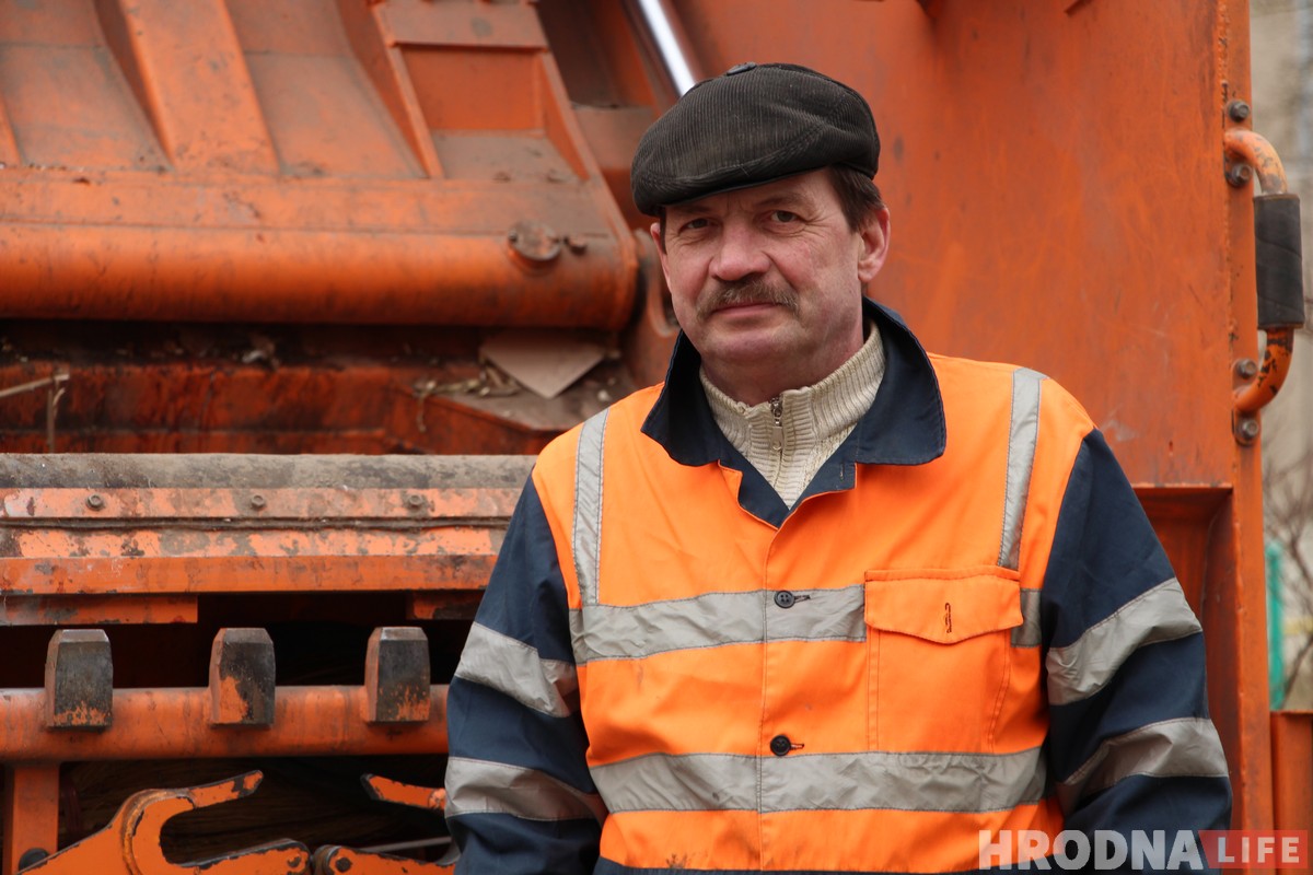 На огромной машине по узким дворам. Репортаж из кабины мусоровоза, где работает лучший водитель Гродно