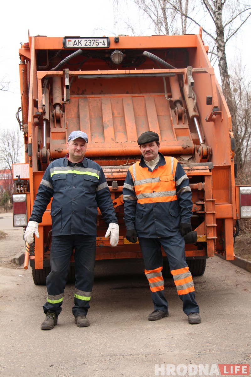 На огромной машине по узким дворам. Репортаж из кабины мусоровоза, где работает лучший водитель Гродно