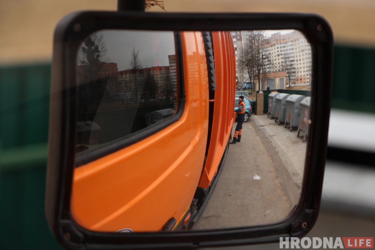 На огромной машине по узким дворам. Репортаж из кабины мусоровоза, где работает лучший водитель Гродно