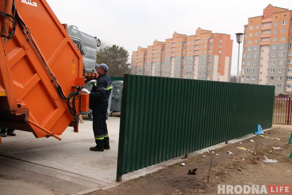 На вялізнай машыне па вузкіх дварах. Рэпартаж з кабіны смеццявоза, дзе працуе лепшы кіроўца Гродна