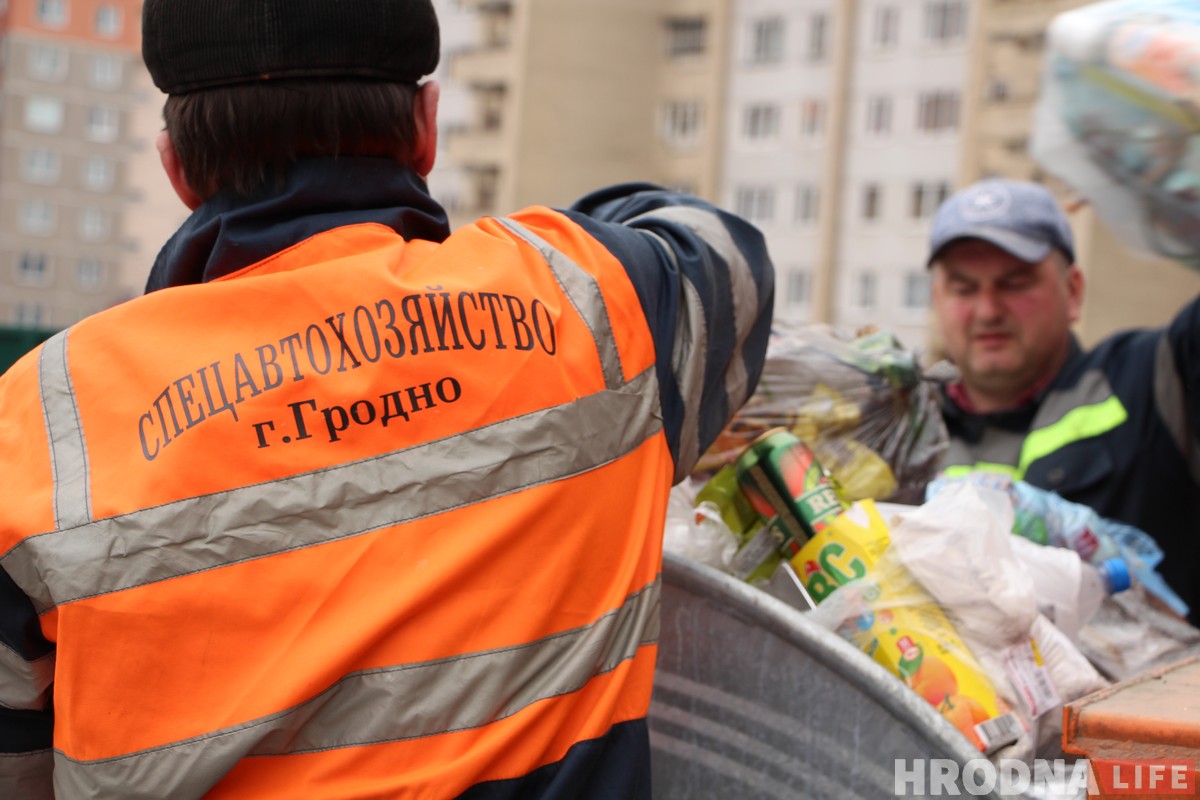 На огромной машине по узким дворам. Репортаж из кабины мусоровоза, где работает лучший водитель Гродно